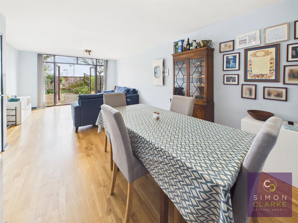 Property photo 1 of 21 Cam05425G0-Pr0110-Still005.Jpg