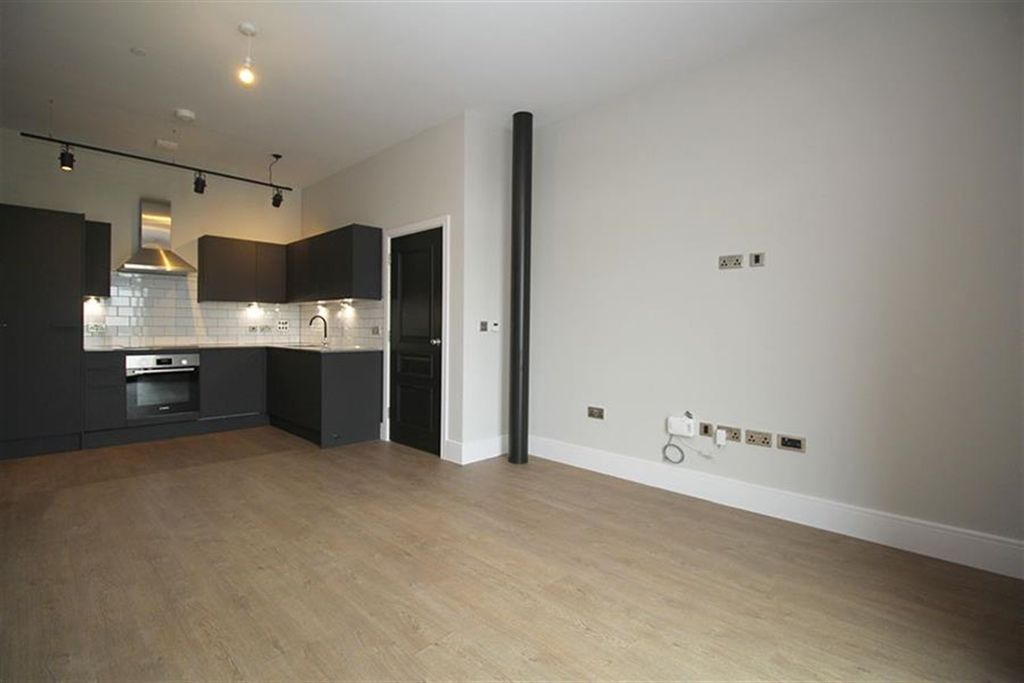 Property photo 2 of 22 Lounge / Kitchen