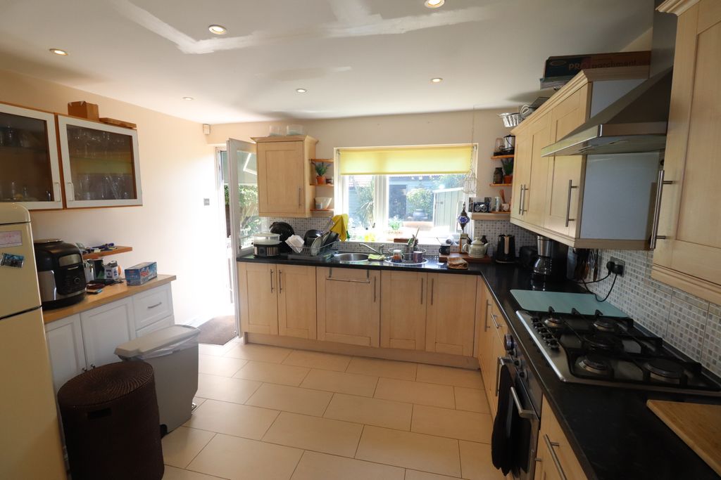 Property photo 3 of 10 Kitchen
