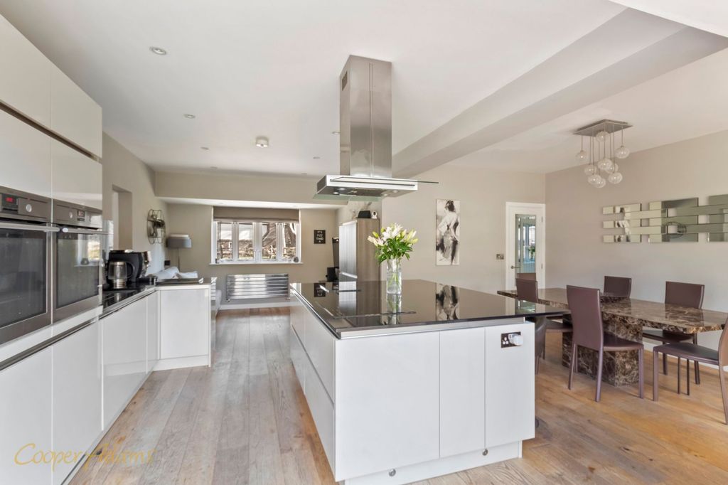 Property photo 2 of 18 Kitchen