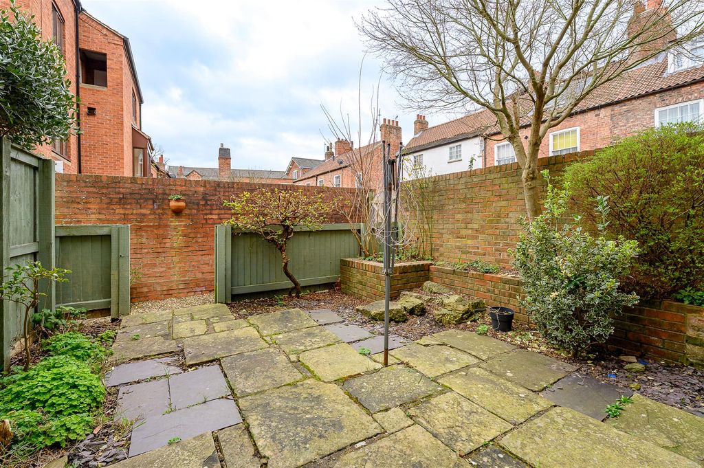 Property photo 2 of 15 Courtyard Garden