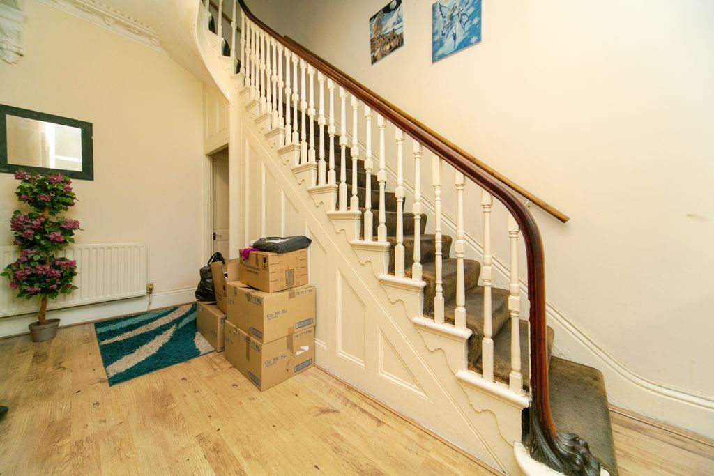 Property photo 2 of 14 Entrance Hall