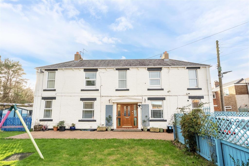 Property photo 1 of 12 External