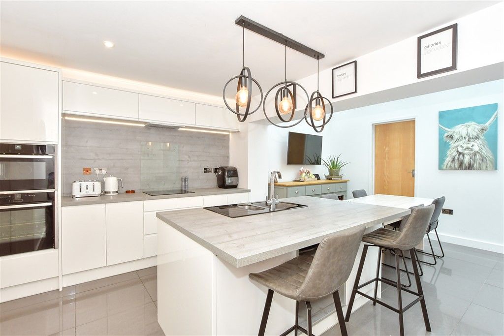 Property photo 3 of 7 Kitchen