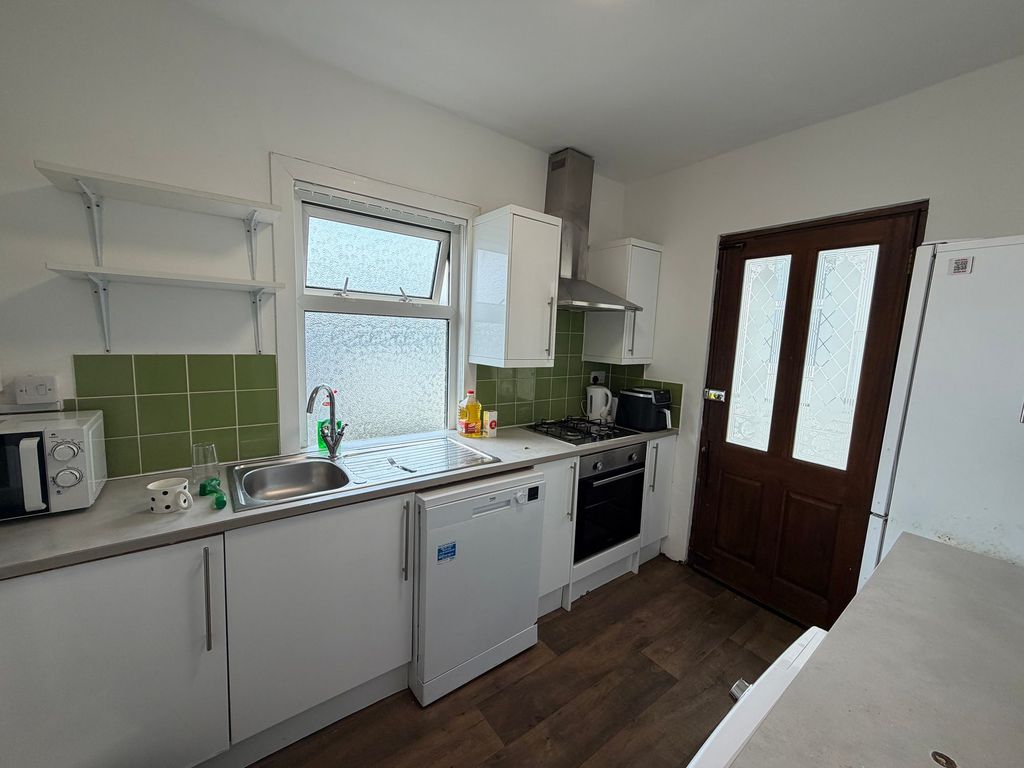 Property photo 3 of 7 Kitchen