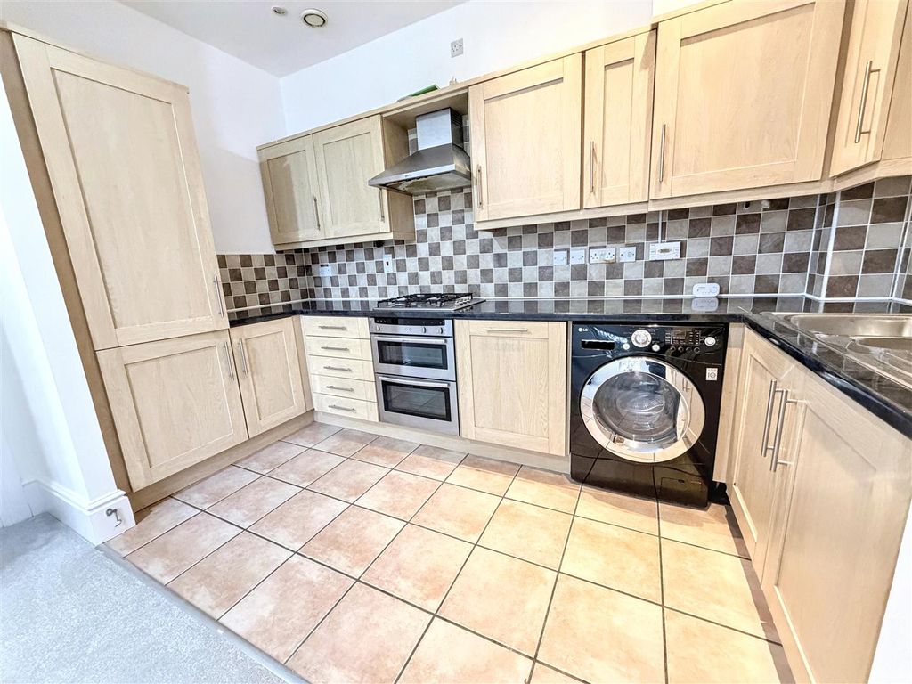 Property photo 3 of 17 Kitchen