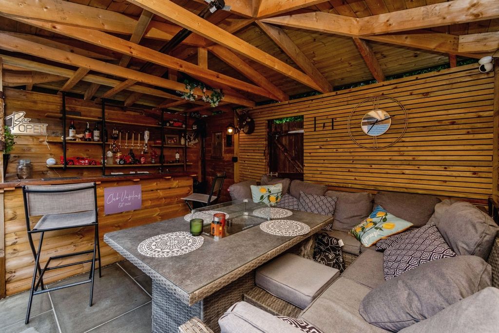 Property photo 2 of 17 Outdoor Bar