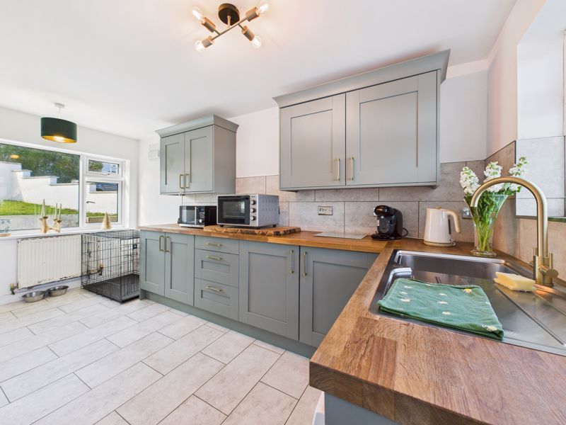 Property photo 3 of 11 Kitchen