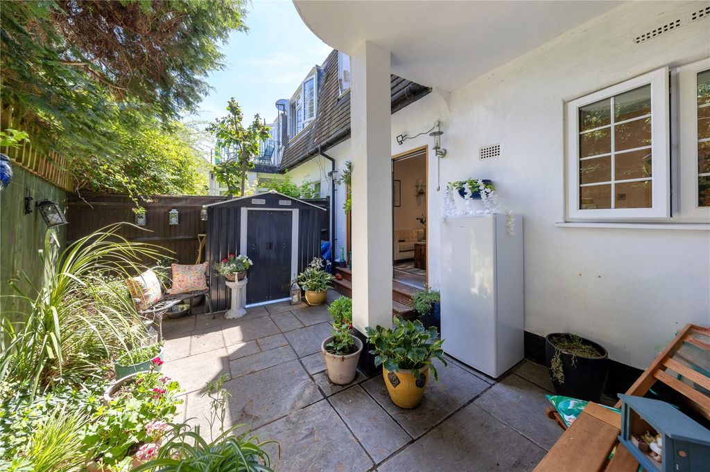 2 bed flat for salePark Close, Hampton TW12 photo 5