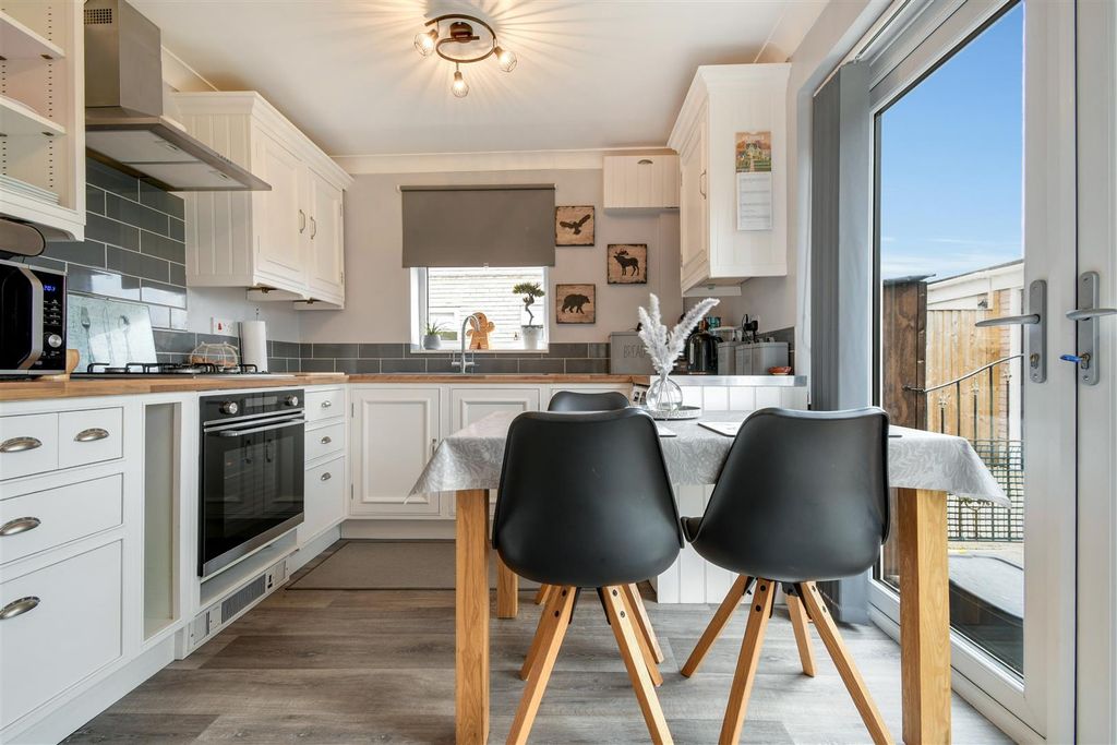 Property photo 3 of 17 Kitchen