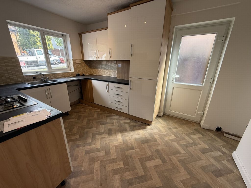 Property photo 2 of 11 Kitchen