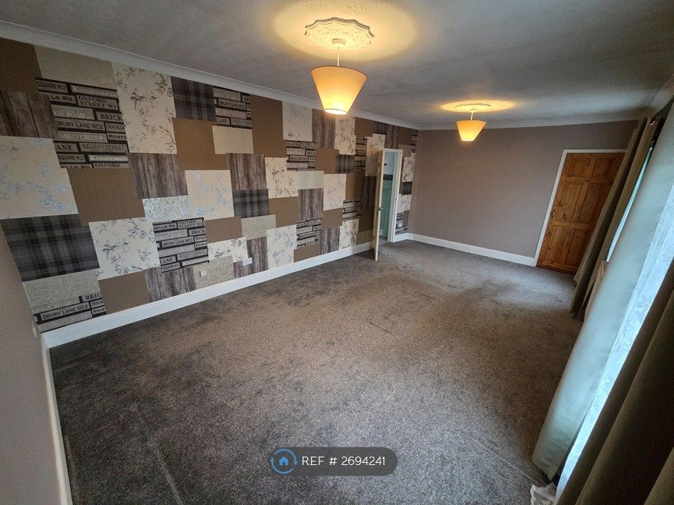 Property photo 3 of 11 Lounge