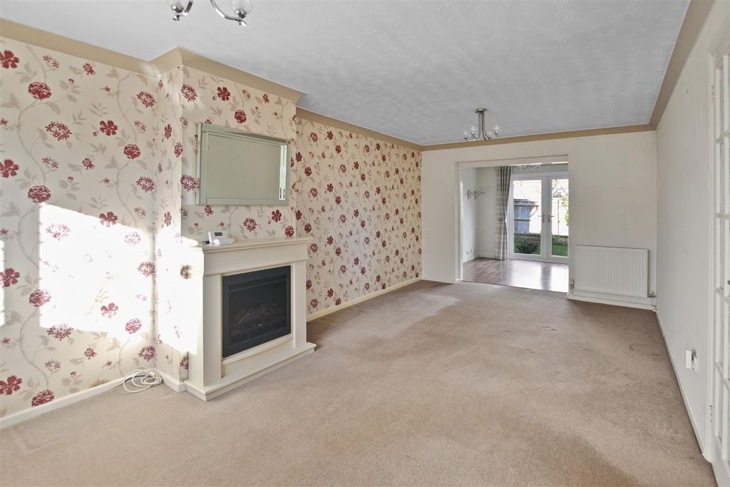 Property photo 3 of 25 Lounge