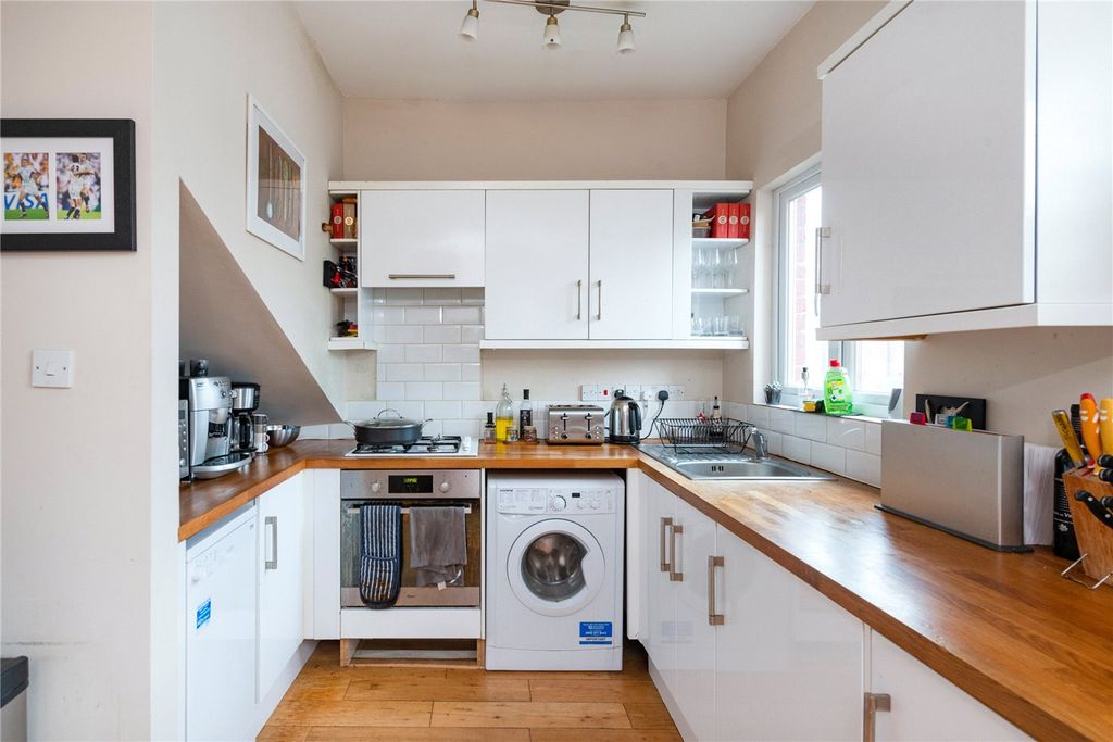 Property photo 2 of 7 Kitchen