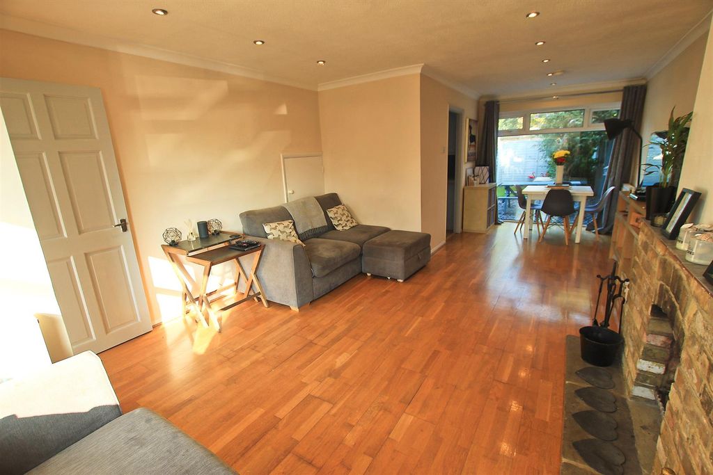 Property photo 3 of 16 Lounge Alt.Jpg