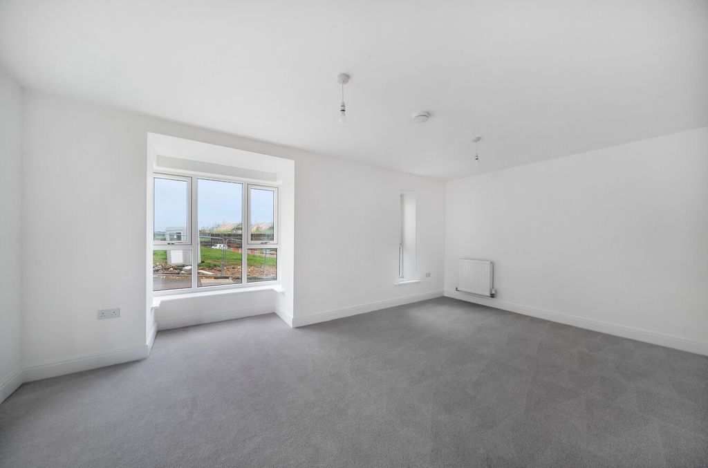 Property photo 3 of 11 1388554-11-693825...