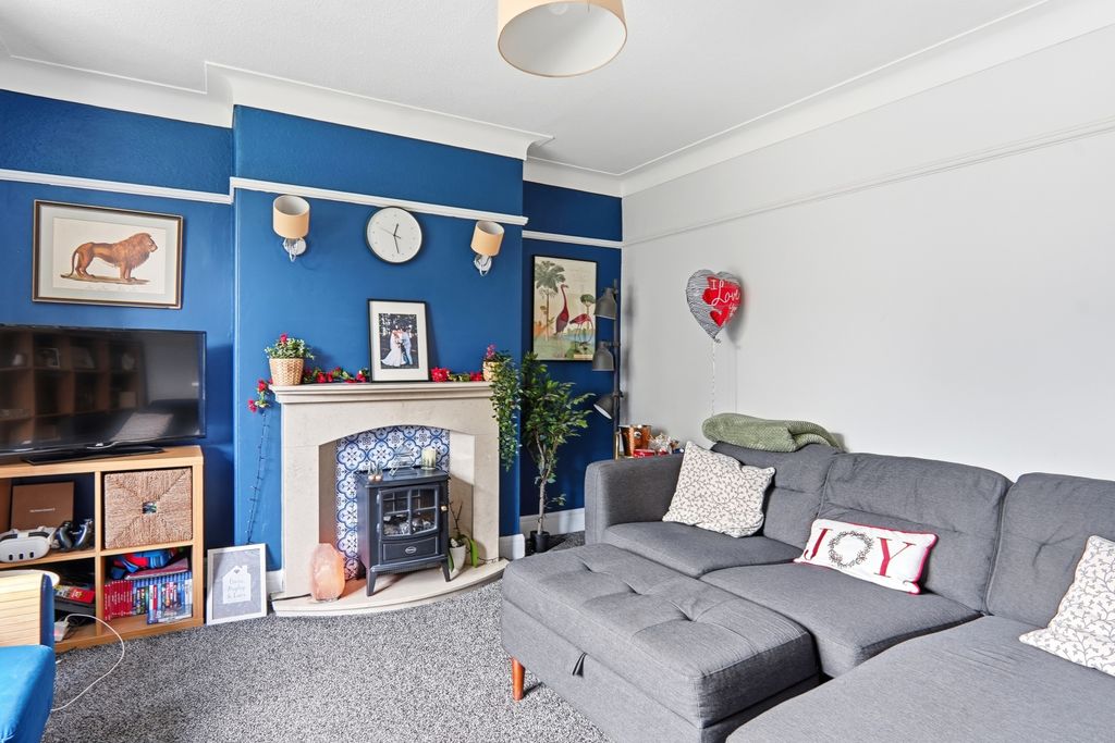 Property photo 3 of 23 Leedsandbradfordroad007