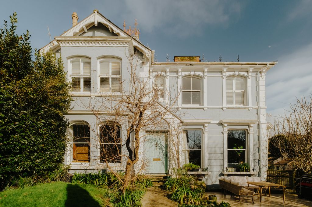 Property photo 2 of 27 Croft-Hastings-Elphinstoneroad-Exterior