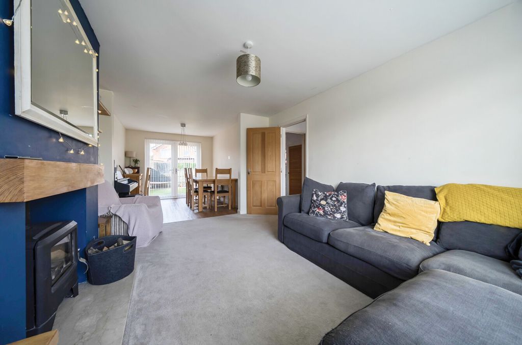 Property photo 3 of 11 1335560-9-689315A...
