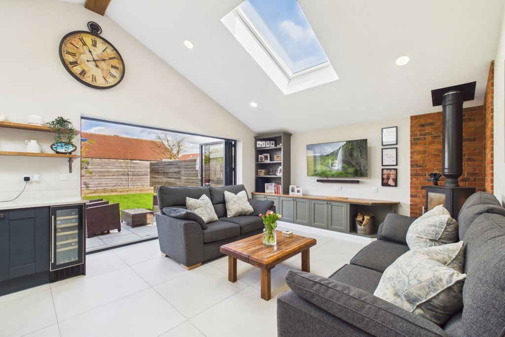 Property photo 2 of 24 Cam02279G0-Pr0076-Still010