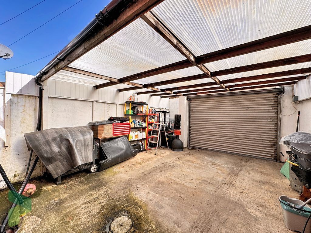 Property photo 2 of 17 Covered Yard. Ideal Off Rd Parking