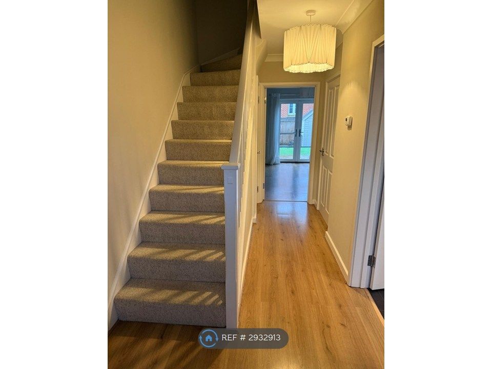 Property photo 3 of 20 Entrance Hall 2