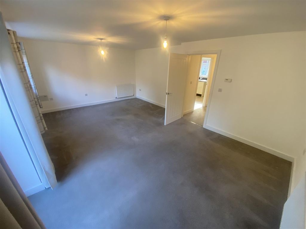 Property photo 3 of 23 Lounge 2