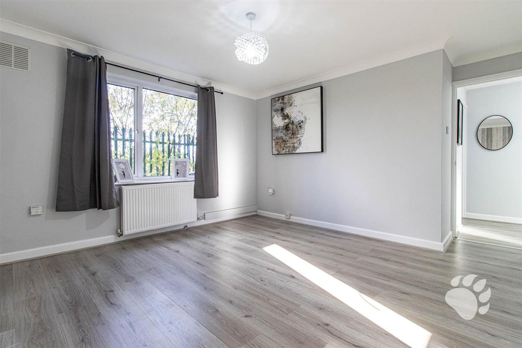 Property photo 3 of 12 Lounge