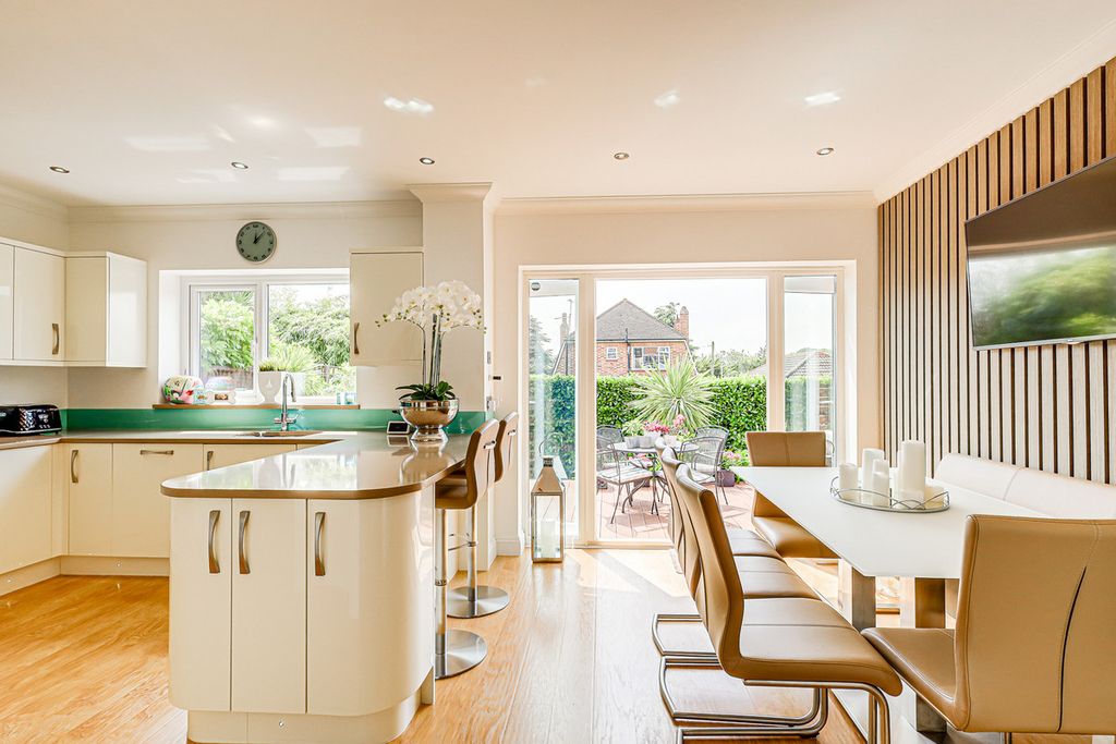 Property photo 2 of 32