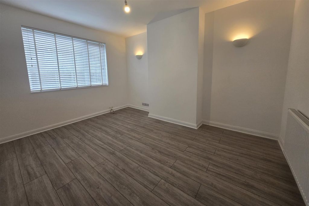 Property photo 3 of 8 Bedroom 1