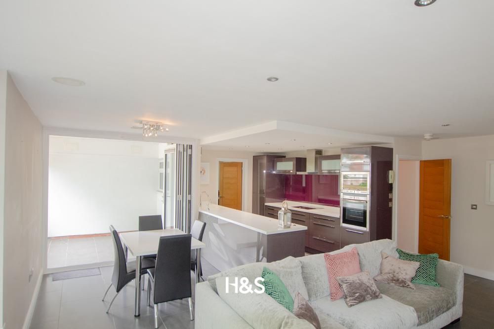 Property photo 2 of 13 19 Sapphire - Lounge3.Jpg