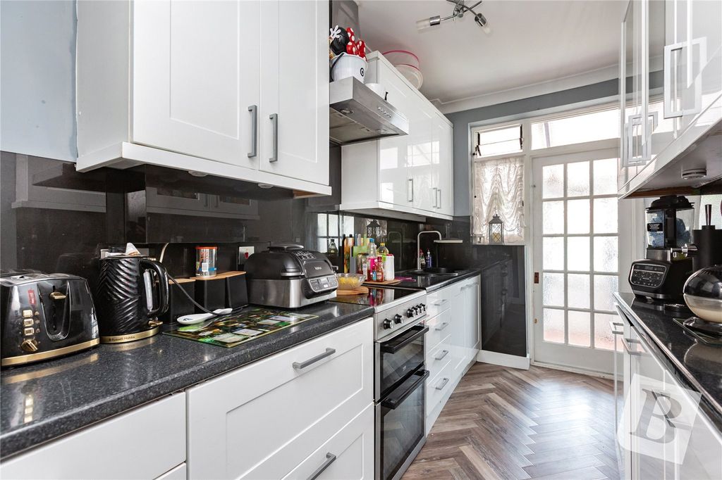 Property photo 3 of 12 Kitchen