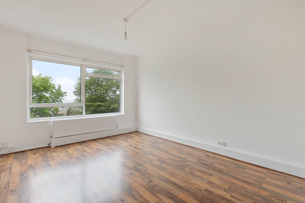 Property photo 2 of 6 12 Everest Court, Se25 - 1