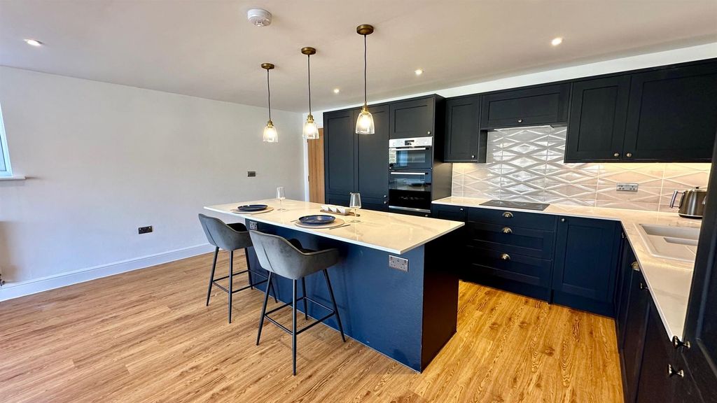 Property photo 2 of 34