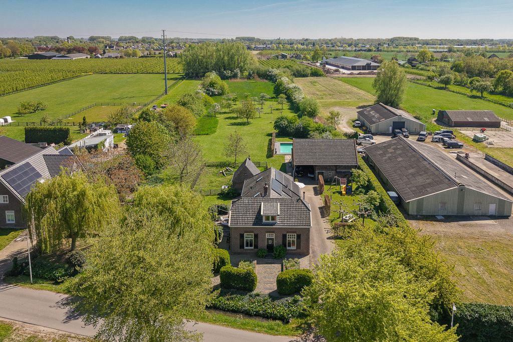 Property photo 3 of 104