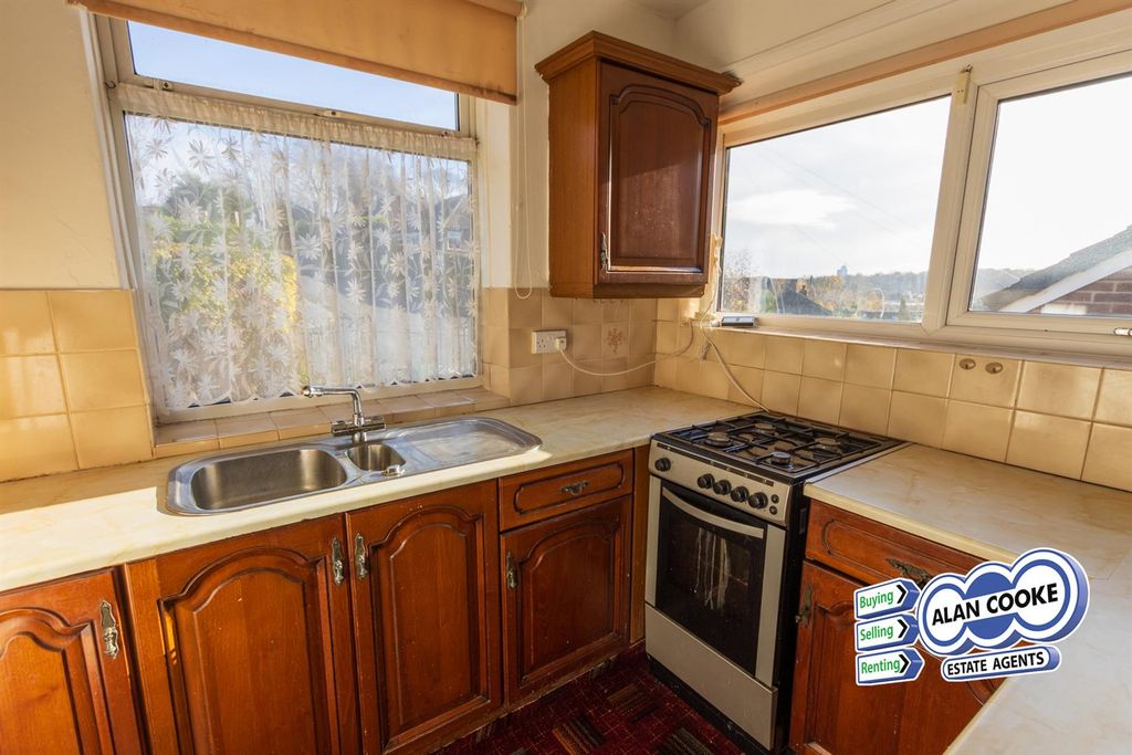 Property photo 3 of 8 Kitchen