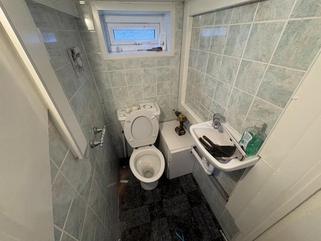 Property photo 2 of 11 Cloakroom