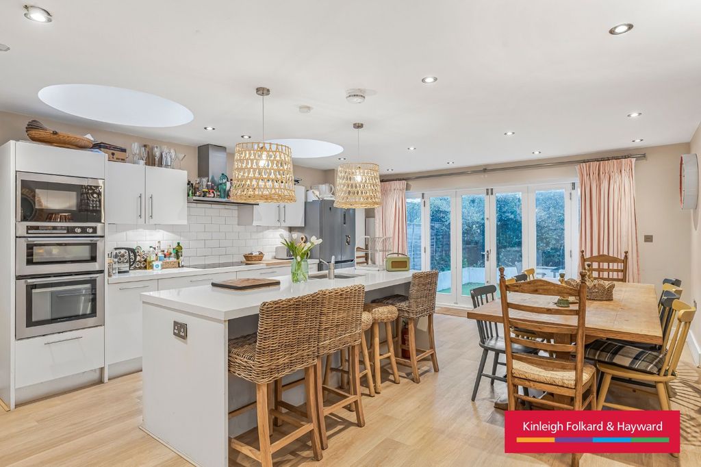 Property photo 1 of 36 Picture No. 06