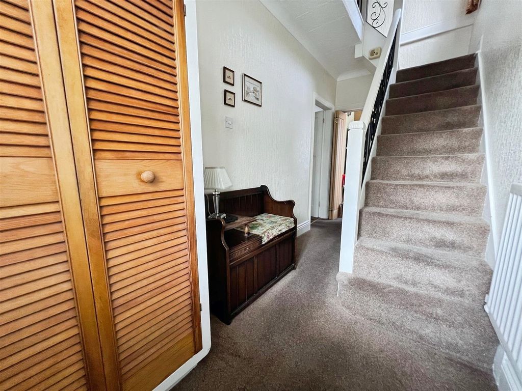 Property photo 2 of 25 Entrance Hall