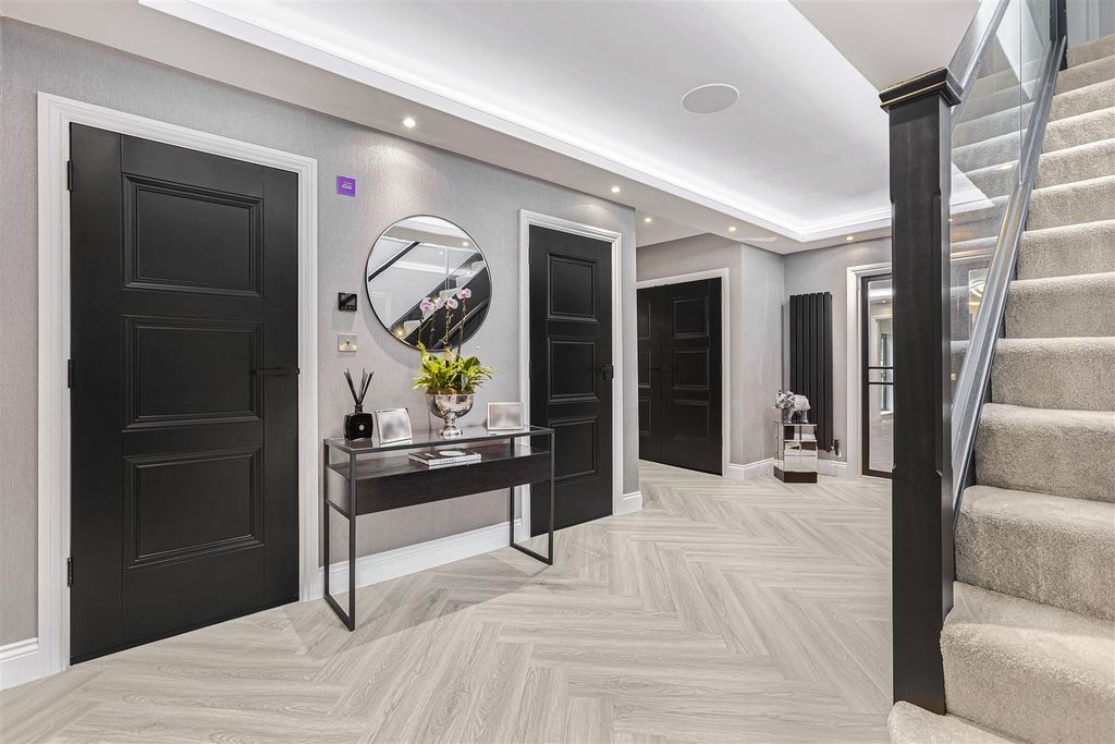 Property photo 2 of 31 Entrance Hall