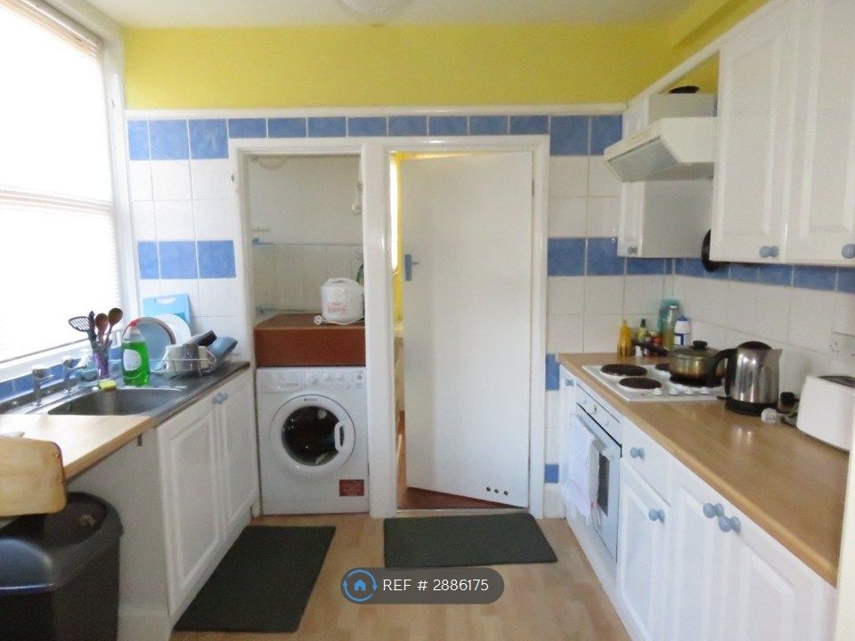 Property photo 3 of 9 Kitchen