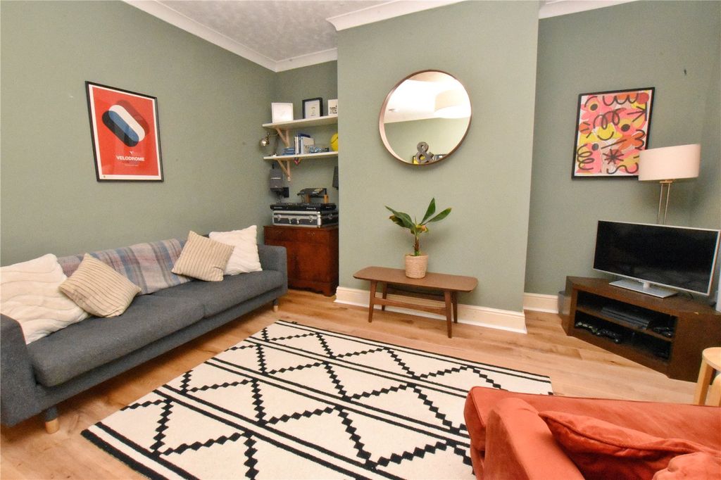 Property photo 3 of 14 Lounge