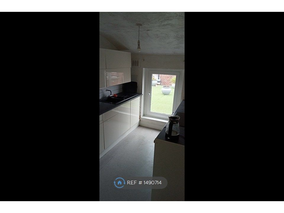 Property photo 3 of 11 Kitchen