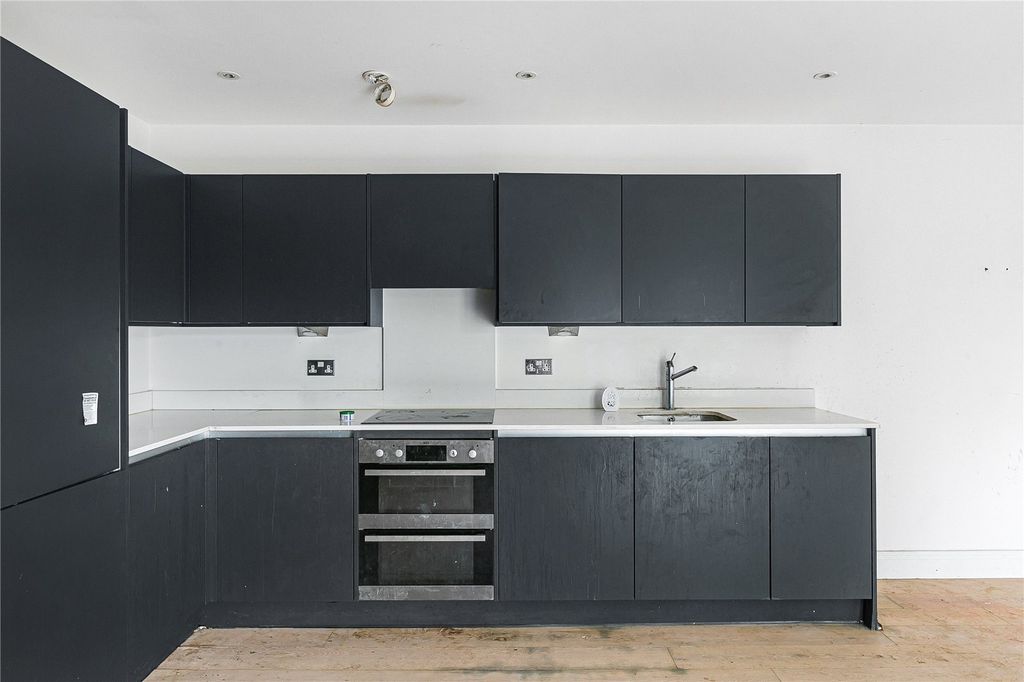 Property photo 2 of 25 Kitchen