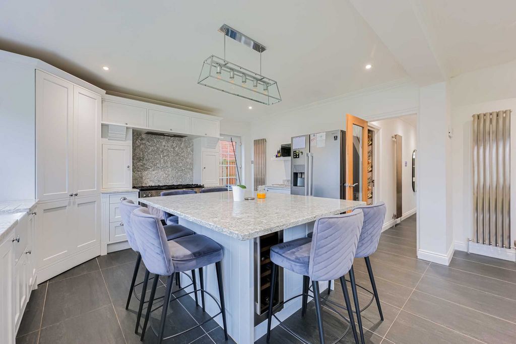 Property photo 3 of 32