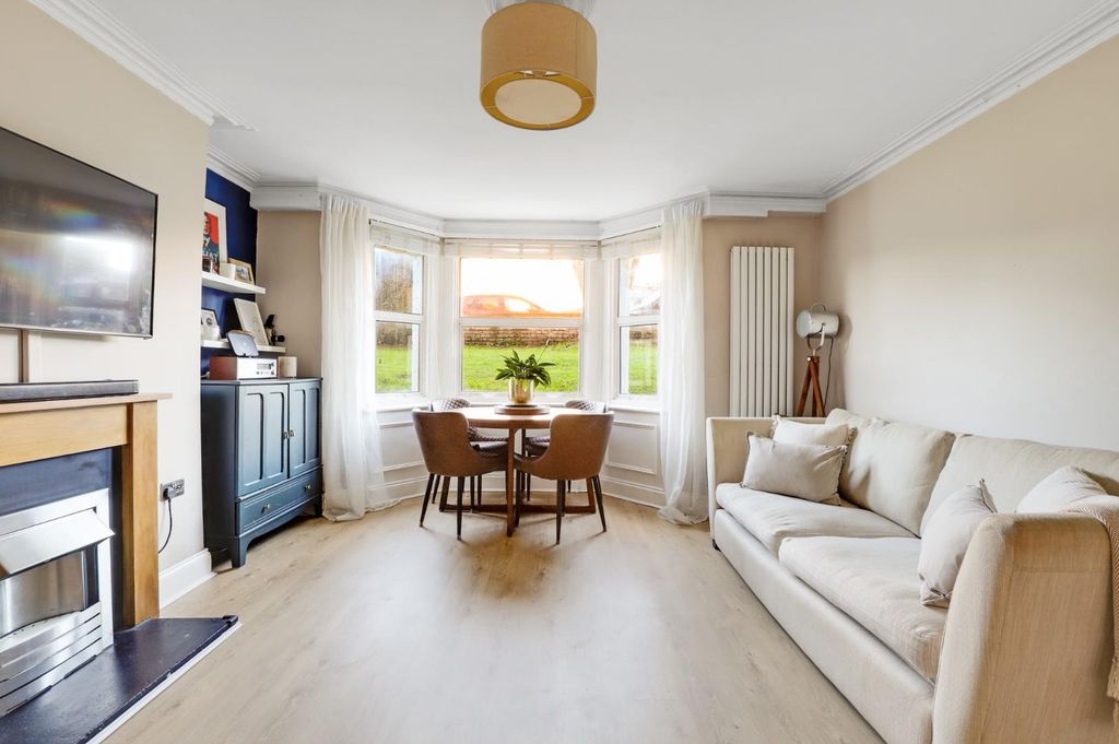 Property photo 3 of 18 01-F83Fjhpropwpen - Flat 4 Malcolm Close - 4.Jpg