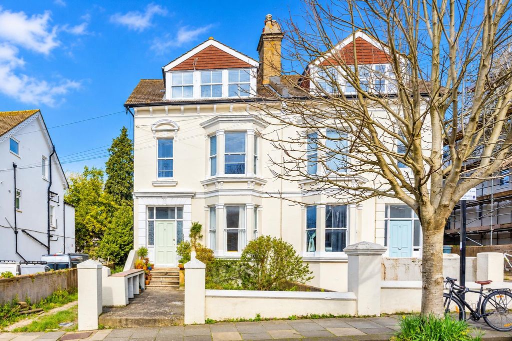 Property photo 1 of 10 700.Png