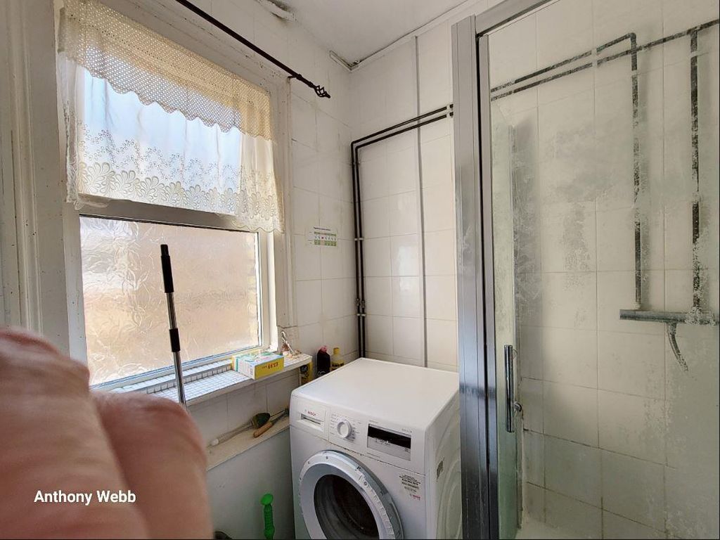 Property photo 3 of 4 Communal Shower Room