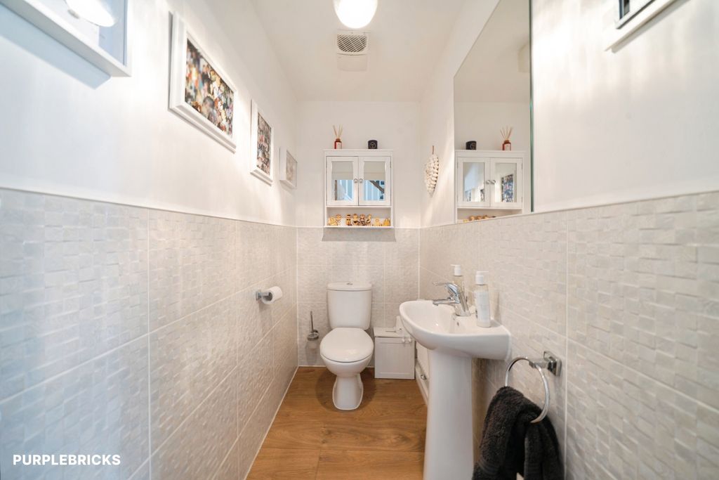Property photo 2 of 32 Downstairs Cloakroom