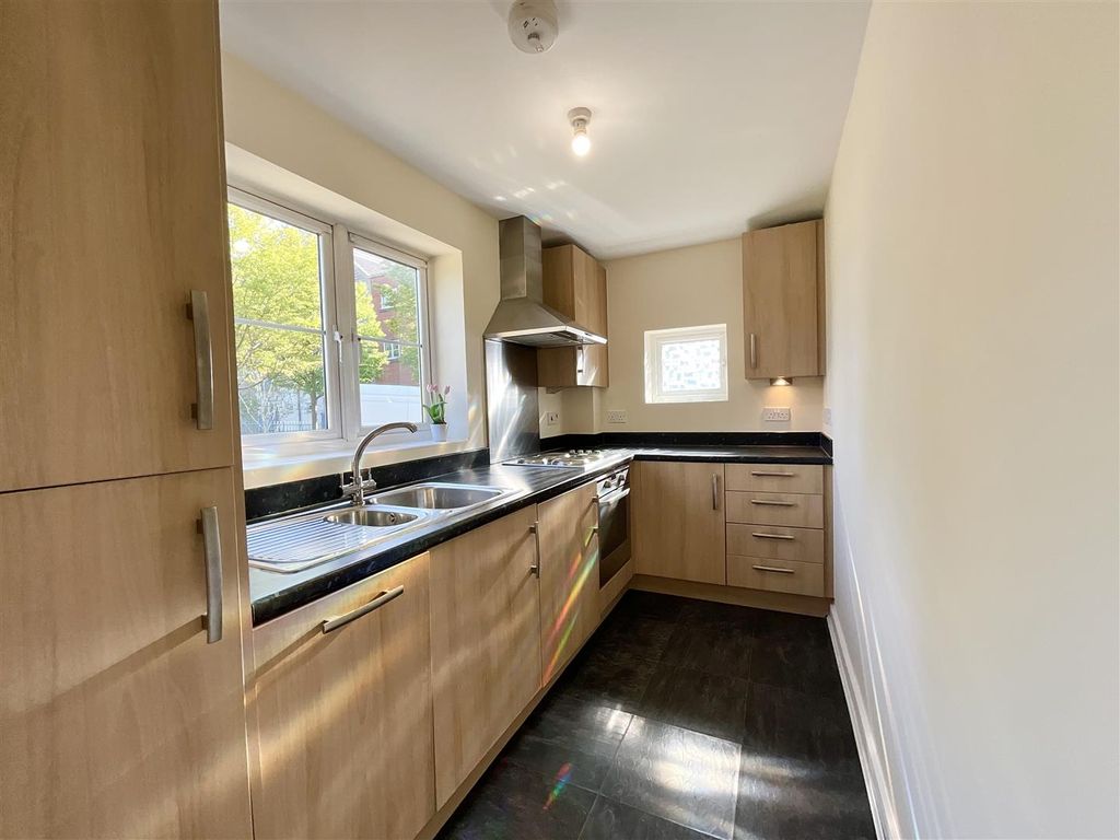 Property photo 3 of 10 Kitchen / Lounge / Diner
